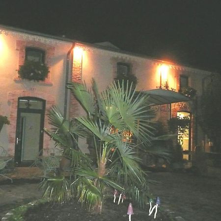 לינה וארוחת בוקר Veyre-Monton Au Fond De La Cour מראה חיצוני תמונה