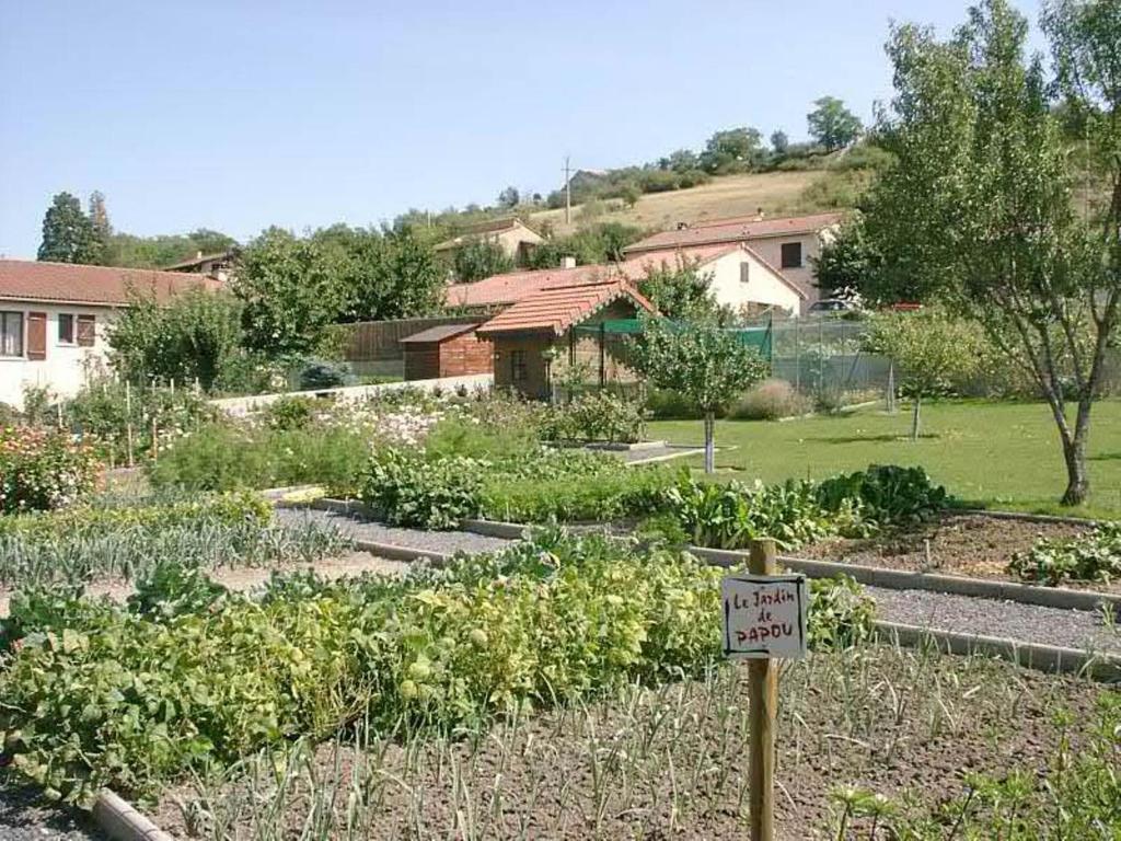 לינה וארוחת בוקר Veyre-Monton Au Fond De La Cour מראה חיצוני תמונה